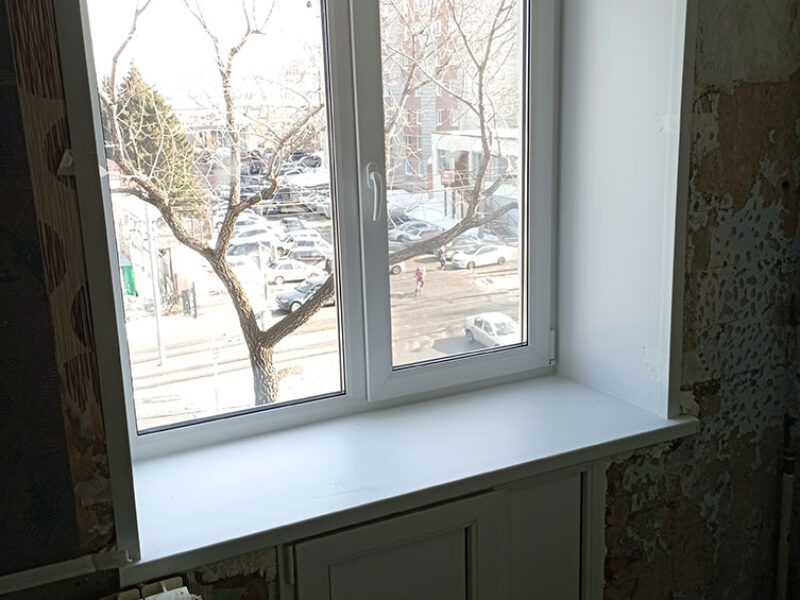 Установка пластикового окна и холодильника в квартире