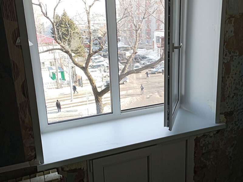 Установка пластикового окна и холодильника в квартире