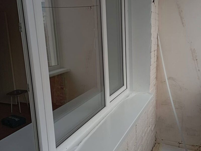 Установка пластикового балконного окна и балкона в квартире