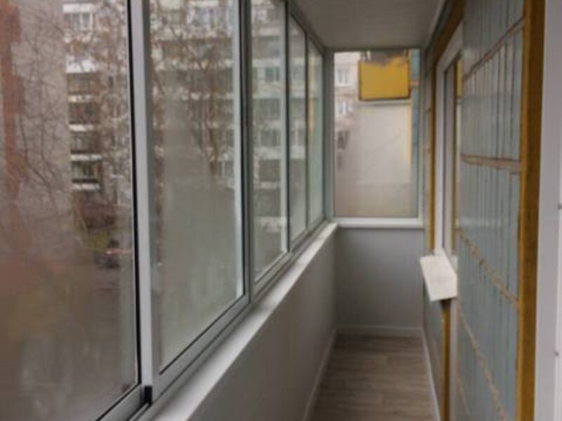 Установка алюминиевого балкона, отделка панелями ПВХ, укладка пола